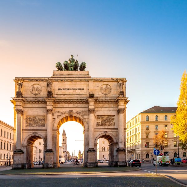 Blick auf das historische Siegestor in München an der Leopoldstraße – Ihr Partner für kompetente Hausverwaltung in bester Lage.
